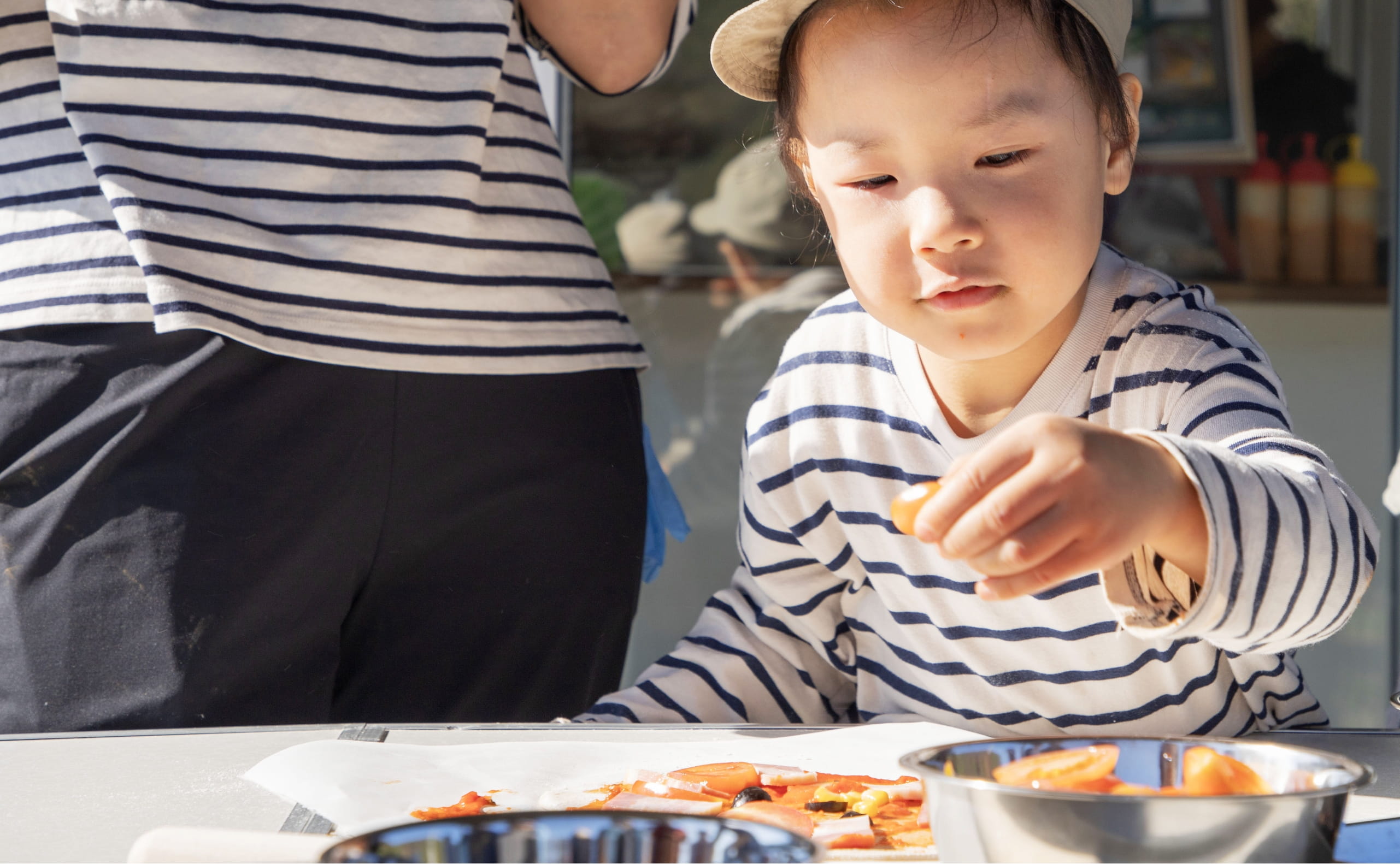 野菜で料理をする子供