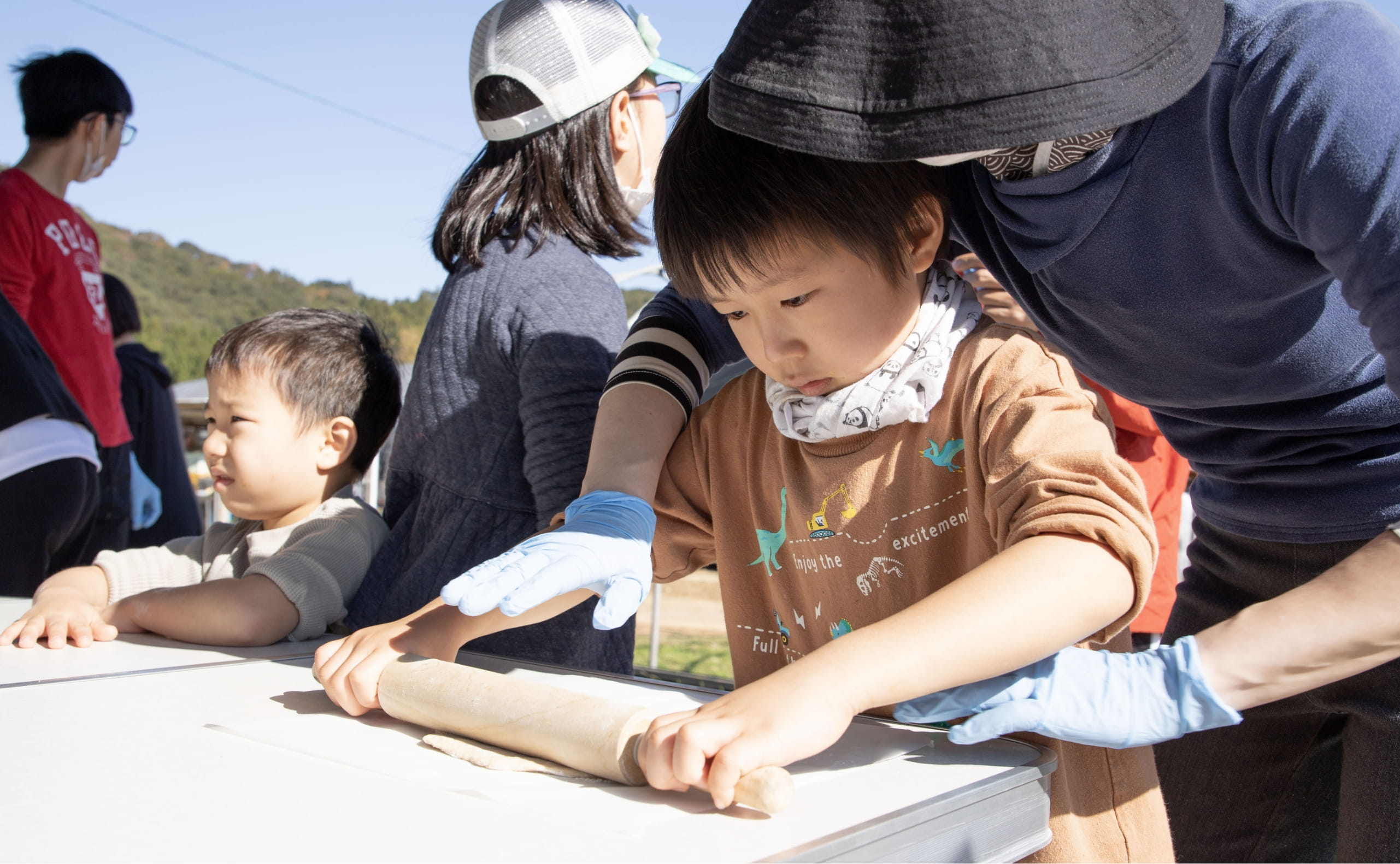 野菜で料理をする子供