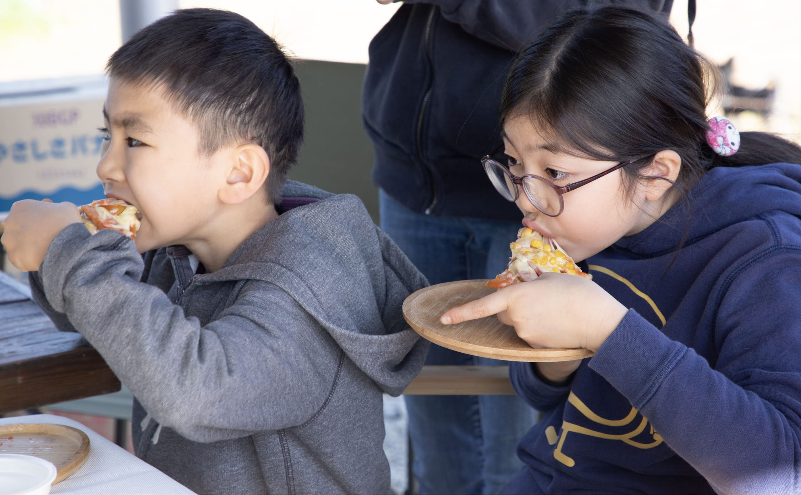 作った料理を食べる子供